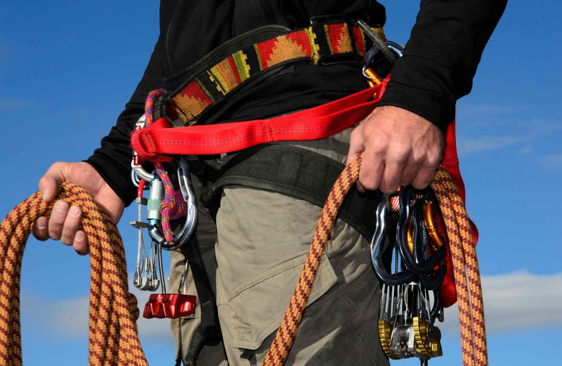 Lee más sobre el artículo Cómo elegir tu primer equipamiento de escalada: guía completa para principiantes